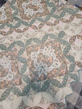 Vintage American Pacific "Manor House" Twin Quilt – Scalloped Edge Lace Applique